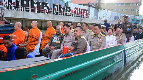 “อนุทิน” ร่วมกิจกรรมพระราชดำริ นำพระสงฆ์ 120 รูป ล่องเรือชมคูคลองเกาะรัตนโกสินทร์