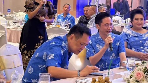 ครม.สัญจรชื่นมื่น “อนุทิน-ยศชนัน” ร้องเพลงกระชับสัมพันธ์ “ศุภมาส” จุ๊บแก้มเติมเชน