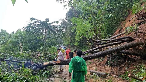 ฝนถล่มหนัก ปิดน้ำตกดัง ชะอมแก่งคอย นักท่องเที่ยวหนีระทึก ดินสไลด์ปิล๊อก