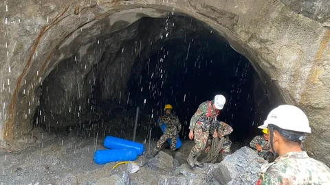 ดับทะลุ 1,200 ศพ กู้ภัยเนปาลยังไม่หมดหวัง เร่งหาผู้รอดชีวิตที่ติดในอุโมงค์