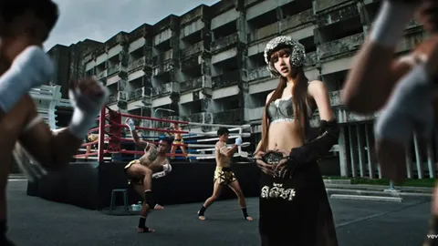 สมมงตัวแม่ LISA คัมแบ็กส่ง MV ใหม่ ‘SaWaDiKa’ ซอฟต์พาวเวอร์ปังระดับโลก โชว์เอกลักษณ์ไทยกระแทกตา