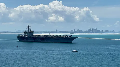ลาแล้วไทยแลนด์ เรือ USS Abraham Lincoln ถอนสมอออกจากแหลมฉบัง หลังพักนาน 4 วัน