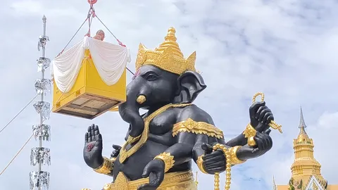 ส่อง “เลขเด็ด” พิธีเบิกเนตร “พระพิฆเนศ” สูง 8 เมตร ฮือฮาเกิดพระอาทิตย์ทรงกลด
