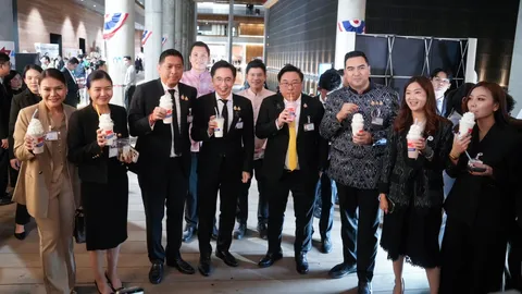 “ยศชนัน” ควง รมช.เกษตรฯ นำทัพ สส.เพื่อไทย อุดหนุนนมไทยอุ้มเกษตรกรโคนม