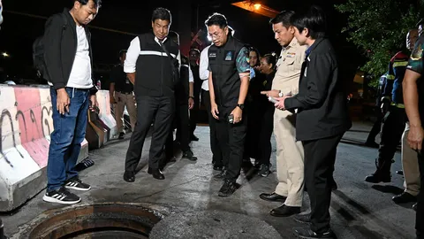 ผวา "น้ำมัน" รั่วไหลลงตามท่อ กลิ่นเหม็นคลุ้ง ชัชชาติ รุดตรวจจี้สอบหาต้นตอ ไม่พบตึกดาต้า