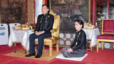 ในหลวง เสด็จฯ พร้อม เจ้าจอม พลโทหญิง ท่านผู้หญิงอรอนงค์ ทรงบำเพ็ญพระราชกุศล ณ วัดราชประดิษฐฯ