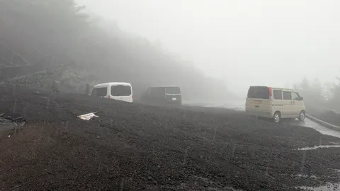 ฟูจิปิดฤดูปีนเขา เจอฝนถล่ม-ดินถล่มฝังรถ 3 คัน นักปีนเขา 2 รายหมดสติ