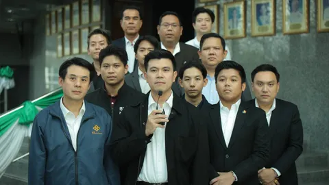 ปชน. สรุปงบ กทม. ปี 70 เบรกโครงการรถขยะ EV ไร้รายละเอียด-ส่อไม่โปร่งใส ลุยวาระ 2-3 ต่อ 15 ก.ย.