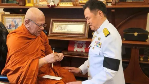 นายกฯ มูเงียบ เกจิดังเมืองตรัง วัดในเตา เจิมกระหม่อม ลงยันต์โต๊ะทำงาน รับวันคล้ายวันเกิด 60 ปี