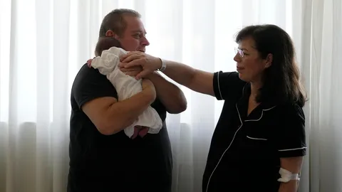 คู่รักกรีกได้ลูกสาวจากตัวอ่อนแช่แข็ง 22 ปี หลังสูญเสียลูกชายจากอุบัติเหตุ