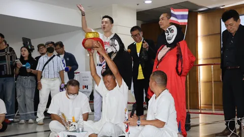 “ทนายอั๋น” บุก กกต. ทำพิธีไล่ผี ขนเครื่องรางปะทะ “ผีฮั้ว สว.” ท้า 7 กกต. ยกคำร้องพิสูจน์อิทธิฤทธิ์
