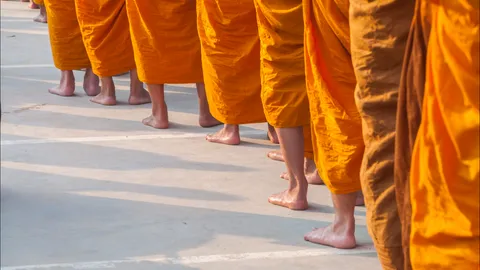 ทำบุญอย่างไรให้สบายใจ เมื่อความศรัทธาในวงการสงฆ์เริ่มสั่นคลอน