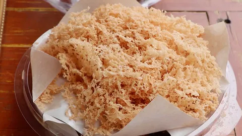 ข้าวเม่าพอก วัดหาดมูลกระบือ ตำนานความอร่อยคู่งานแข่งเรือเมืองสองแคว อิ่มท้องแถมได้บุญในราคาหลักสิบ