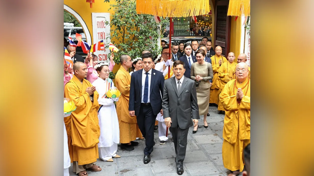 คณะสงฆ์เวียดนาม ถวายพระพร ในหลวง-ราชินี พิธีวางพวงมาลา อนุสาวรีย์วีรชนสุสานโฮจิมินห์