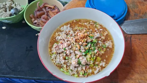 สายกินห้ามพลาด “ก๋วยเตี๋ยวเจ้แอน” ร้านเด็ด ประตูเมืองลับแล ชามยักษ์เครื่องแน่น เริ่มต้นแค่ 40 บาท