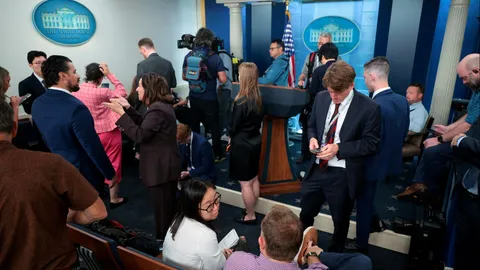 ทรัมป์ประกาศแบน CNN-MS NOW-Politico จากทำเนียบขาวทันที กล่าวหารายงานข่าวปลอมและเรื่องแต่ง 