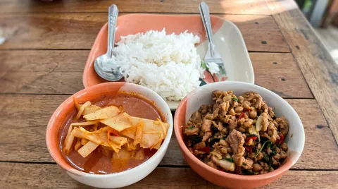 ข้าวแกง "ซาวบาท" สกลนคร จานละ 20 บาท เลือกได้ 12 อย่าง กินที่ร้านเติมข้าวฟรี