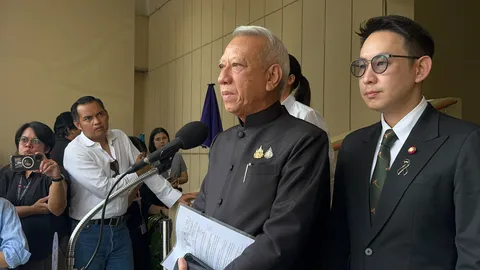 “พิพัฒน์” โนคอมเมนต์ กล้าธรรมจ่อร่วมรัฐบาล โยนถาม “อนุทิน” คนเดียว ยันในพรรครักกันดีไร้ปัญหา