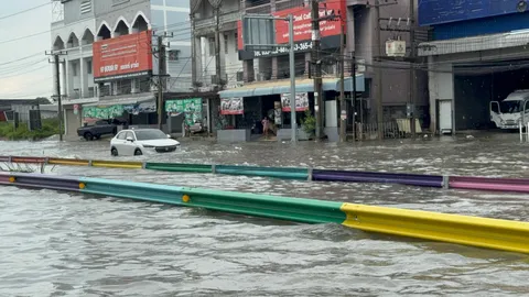 ฝนถล่มพัทยา น้ำท่วมหลายจุด บางพื้นที่สูงเกือบเมตร เจ้าหน้าที่เร่งระบาย