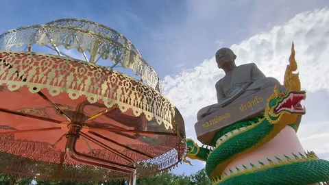วังน้ำเขียวจัดสมโภชรูปเหมือนหลวงพ่อคูณหินทรายเขียวใหญ่ที่สุด แจกฟรีวัตถุมงคล “รุ่นกรุแตก”