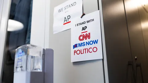 ผู้พิพากษาสหรัฐฯ สั่งรัฐบาลทรัมป์คืนสิทธิ์ CNN, MS NOW และ Politico เข้าทำเนียบขาว