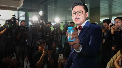“ทนายตั้ม” บุกสภา แต่งชุดโคนัน ขับรถสปอร์ต โชว์กระป๋องแป้ง ทวงโควตาสลากผู้พิการ 