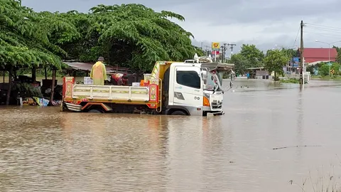 สุรินทร์ฝนตกหนัก น้ำจากเทือกเขาพนมดงรัก หลากท่วมไร่นา ถนนสายหลัก