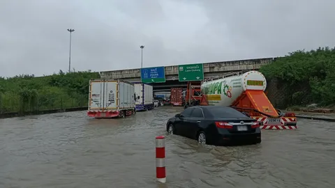 ศรีราชาอ่วม ฝนถล่มมืดฟ้ามัวดิน น้ำท่วมถนน ทล.331 มาบเอียง-แหลมฉบัง รถเล็กห้ามผ่านเด็ดขาด