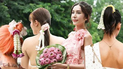 เทรนด์ฮิต “มาลัยรัดเกล้า” ชาวไทย-ต่างชาติแห่ถ่ายรูป แน่นปากคลองตลาด 