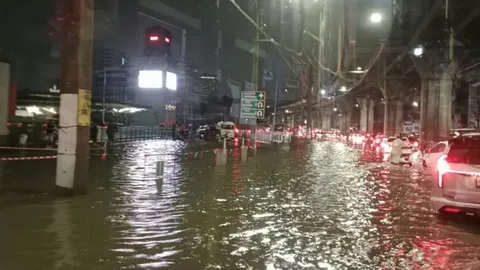 ฝนถล่มกรุง น้ำคลองแสนแสบทะลักท่วมถนนลาดพร้าว “รามคำแหง” รถติดสาหัส