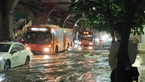 น้ำท่วมขังหน้า ม.เกษตรฯ บางเขน อ่วมหนัก ฝนตกซ้ำ รถดับหลายคัน ท้ายแถวสะสมยาว
