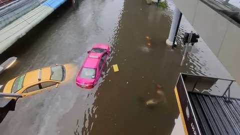 สน.ลาดพร้าว แนะหลีกเลี่ยงเส้นทาง บริเวณสี่แยกบางกะปิ ระดับน้ำท่วมขังบนผิวการจราจรสูง