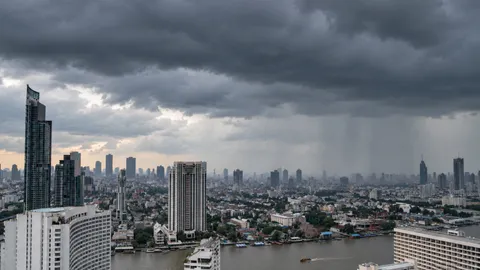 ไขคำตอบ “ฝนแช่” คืออะไร ทำไมฝนตกซ้ำที่เดิมนาน กรุงเทพฯ น้ำท่วมหลายพื้นที่