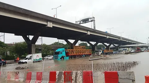 ถนนวิภาวดีฯ ขาเข้า ช่วงด่านแจ้งวัฒนะ–แยกหลักสี่ น้ำท่วมขังสูง 40 ซม. 
