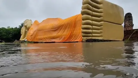 ฝนถล่มอยุธยา พระนอน 600 ปีแช่น้ำ วัดไชยวัฒนารามน้ำทะลุแนวกั้น เอ่อล้นพื้นที่โบราณสถาน
