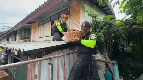 เรือเข้าไม่ถึง กู้ภัยนำทารกวัย 2 เดือน ออกทางหลังคา ช่วยครอบครัว 5 ชีวิต ฝ่าน้ำท่วมลาดพร้าว 101