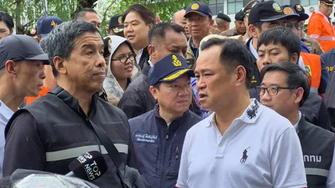 “อนุทิน” ลงพื้นที่ชุมชนริมคลองเปรมฯ ชาวบ้านตะโกน “รวยไม่ไหว” ร้องขอสุขาเคลื่อนที่-อาหารไม่พอ