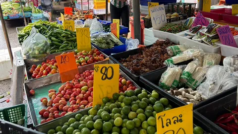 พาณิชย์ถกห้าง-ตลาดสด รับมือน้ำท่วม ย้ำสินค้าไม่ขาดตลาด-คุมเข้มราคา