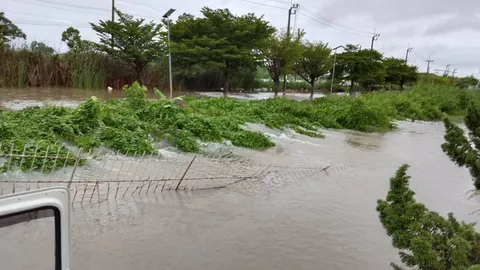 กำแพงกั้นคลองหลังหมู่บ้านพัง น้ำทะลักท่วมสูงเกือบ 2 เมตร บ้าน 700 หลังจมบาดาล