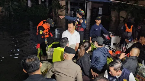 “นายกฯ หนู” ติดตามน้ำท่วมแฟลตคลองจั่น ลงเรือแจกอาหาร-น้ำดื่ม-สิ่งของ