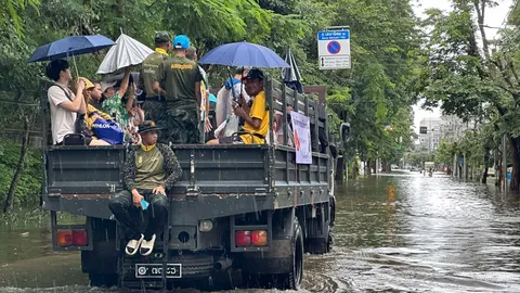 ในหลวงโปรดเกล้า ฯ  เร่งช่วยเหลือบรรเทาความเดือดร้อนประชาชนในกรุงเทพฯ ปริมณฑล และพื้นที่ภาคกลาง