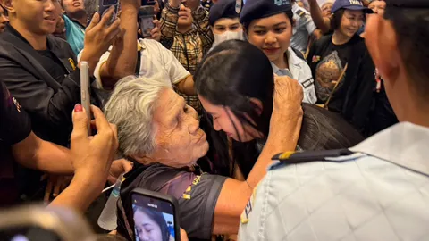 แห่ต้อนรับ “เนเน่ รอยัล” ยายรอถึงสนามบิน โผกอดหอมรับขวัญ โชว์ตัวรอบเกาะภูเก็ต