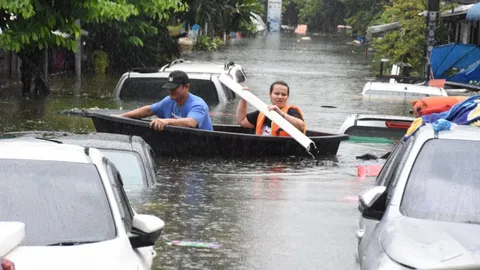 น้ำท่วมซอยลาดพร้าว 101 ยังสูง รถสัญจรลำบาก ชาวบ้านอาศัยรถยกสูงออกหาอาหาร