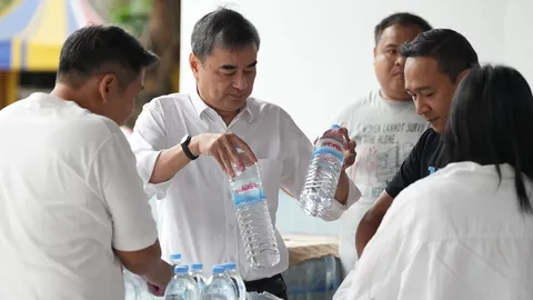 “อภิสิทธิ์” นำ “พลพรรคประชาธิปัตย์ ระดมกำลังเร่งบรรจุถุงยังชีพ ช่วยประชาชน
