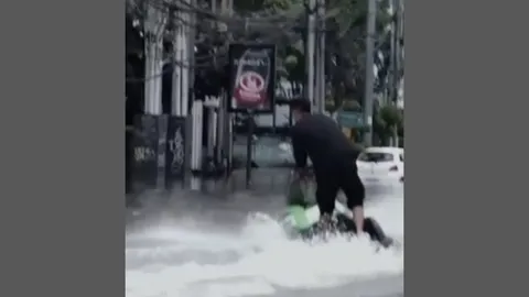 ศาลสั่งริบเจ็ตสกี คุก 15 วัน ปรับ 5,000 หนุ่มขี่ป่วนช่วงน้ำท่วม 
