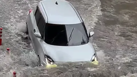 อย่าหาทำ! รอดวันนี้ พังวันหน้า SUZUKI SWIFT มุดฝ่าน้ำท่วม คลิปไวรัลยอดไลก์เป็นแสน  
