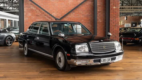 Toyota Century ชื่อคล้ายรถตู้แต่นี่คือรถหรูระดับบนสุด