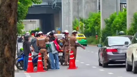 สน.โชคชัย เล็งเอาผิด พ.ร.บ. คอมพิวเตอร์ ปมโซเชียล กล่าวหาตั้งด่านซ้ำเติมช่วงน้ำท่วม