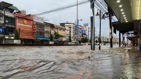 ระยองฝนตกทั้งคืน น้ำท่วมถนนบางจุด กปภ. ไม่สามารถสูบจ่ายน้ำได้ตามปกติ