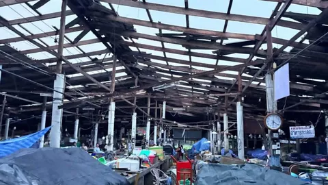 ฝนตกหนัก พายุพัดหลังคา "ตลาดสด" พังเสียหาย เจ้าหน้าที่เร่งเข้าช่วยเหลือ